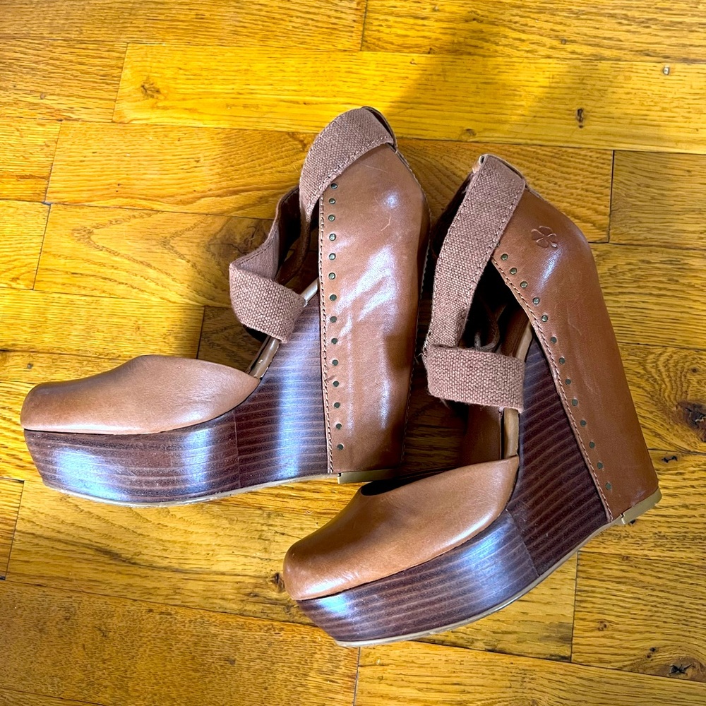 Lucky Jeans Leather Platform Heels w Elastic Strap Studded detail